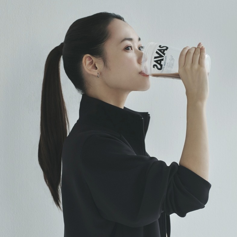 ザバスのプロテインを飲む池田莉子