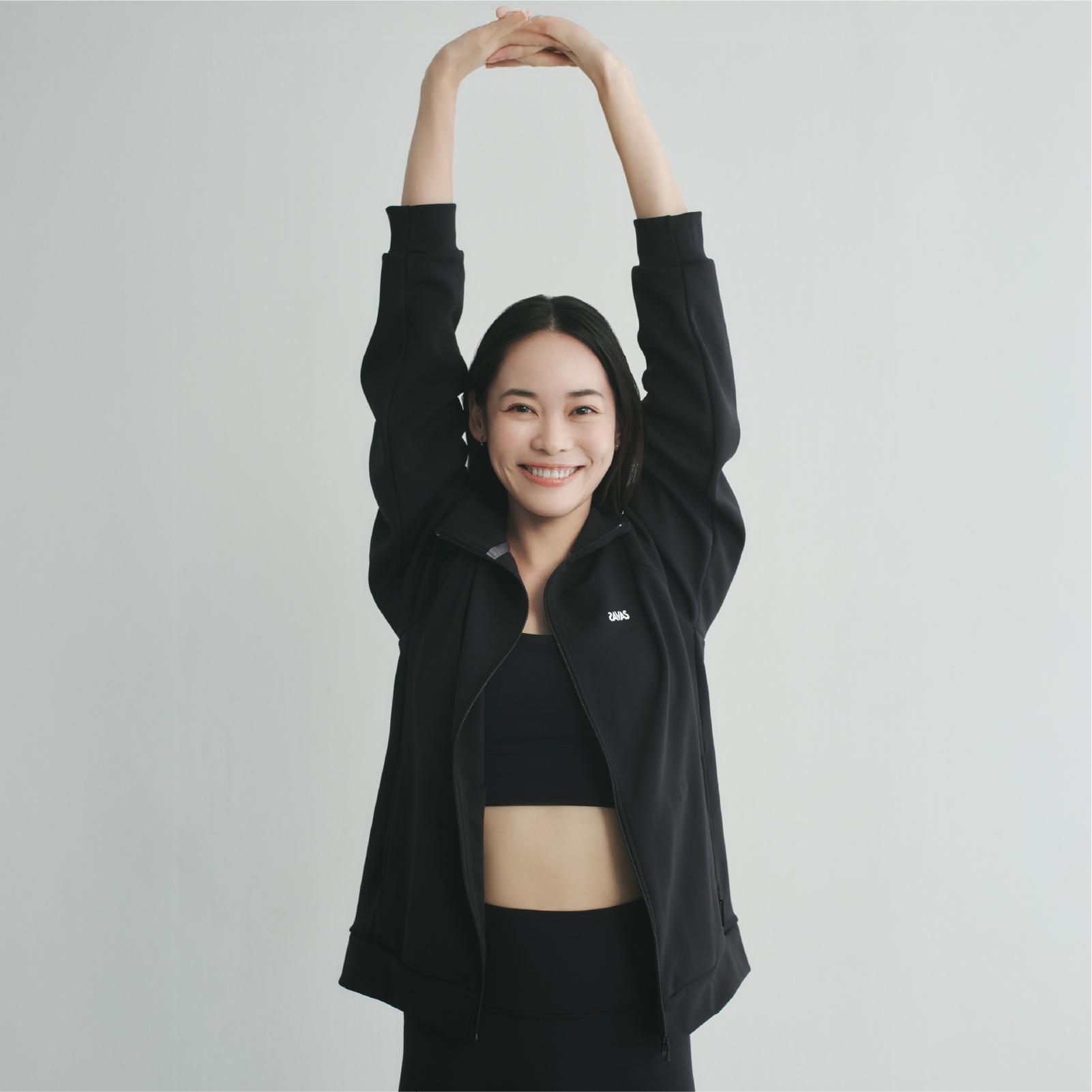 笑顔で伸びをする池田莉子